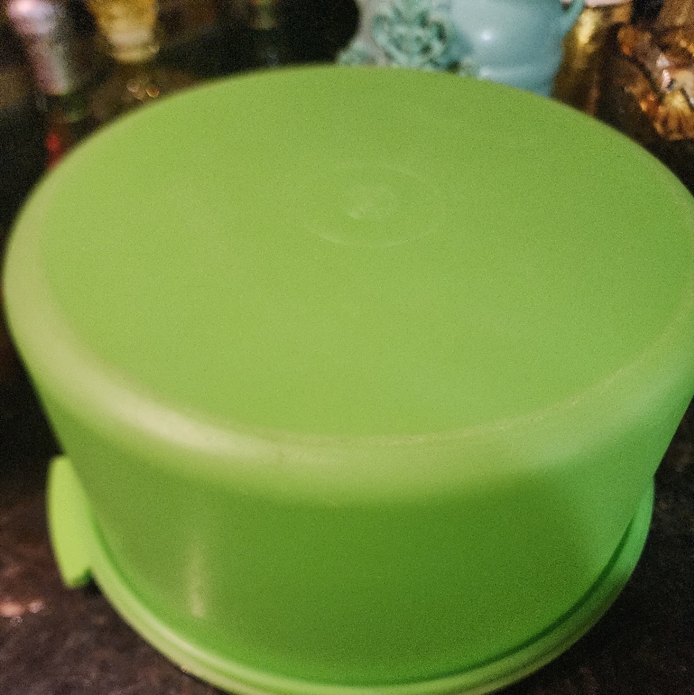 Tupperware Round Cake Holder